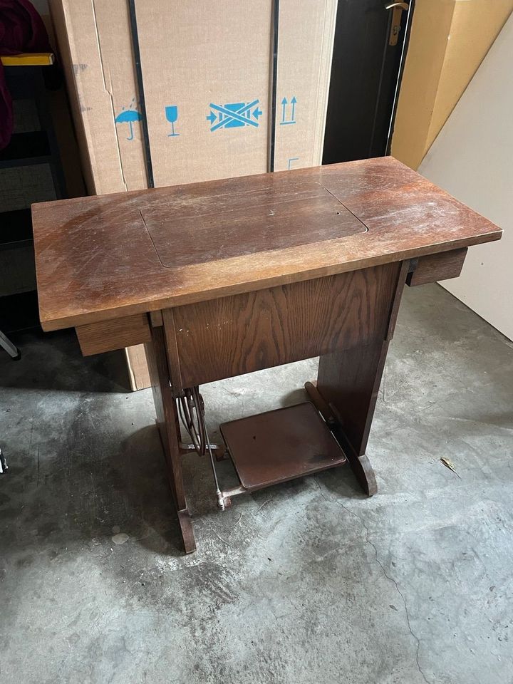 Antiker Tisch Beistelltisch Veritas alte Nähmaschine versenkbar in Hohenmölsen