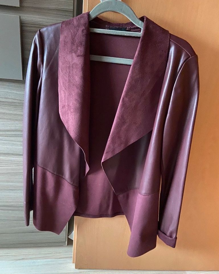 Blazer in weinrot Gr. 38 aus kombinierten Stoffen top in Barntrup