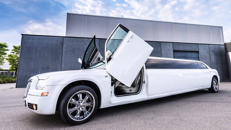 Weiße Stretchlimousine in Heilbronn für Hochzeit, JGA, Party uvm. in Möglingen 