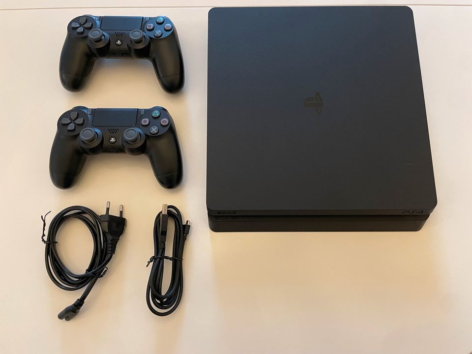 PlayStation 4 slim 1 TB inkl. 2 Controller und 4 Spielen in Hamburg