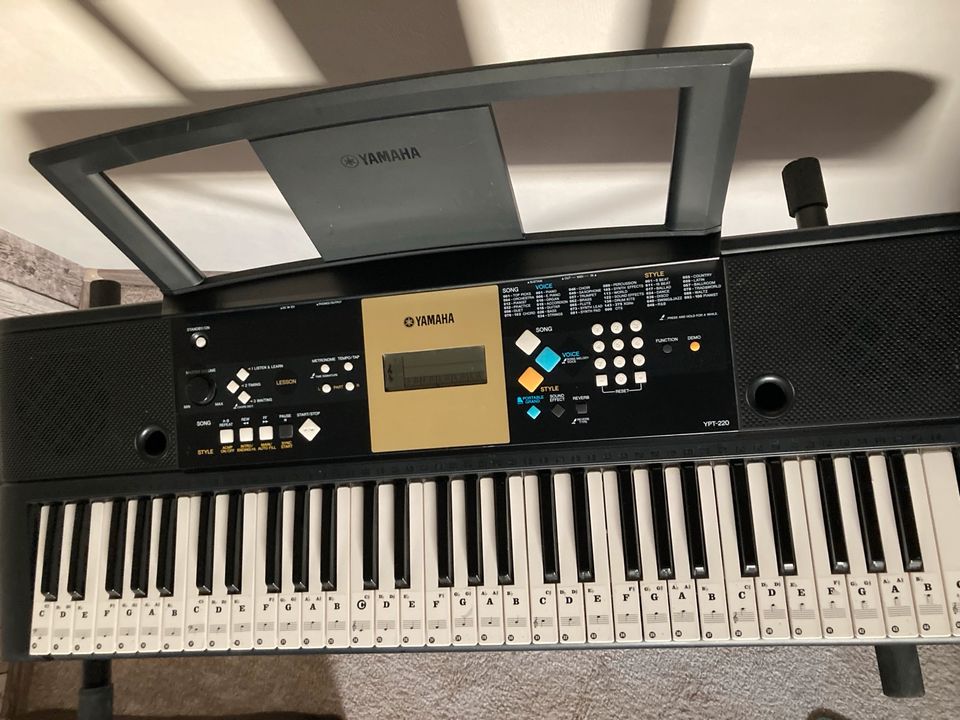 Keyboard Yamaha YPT 220 in Kropp