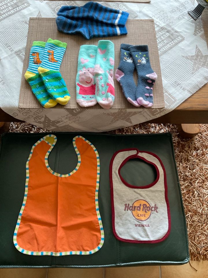 Baby Lätzchen, 4 Paar Stoppersocken in Mülheim (Ruhr)