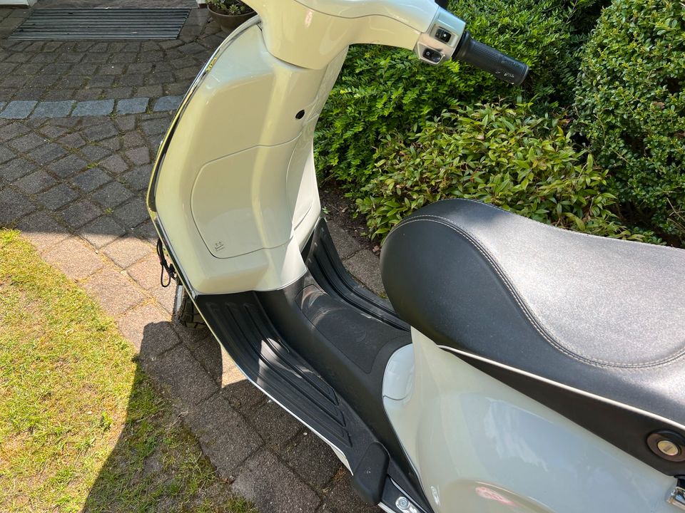 Vespa Primavera 50 2T Bianco in Hamburg