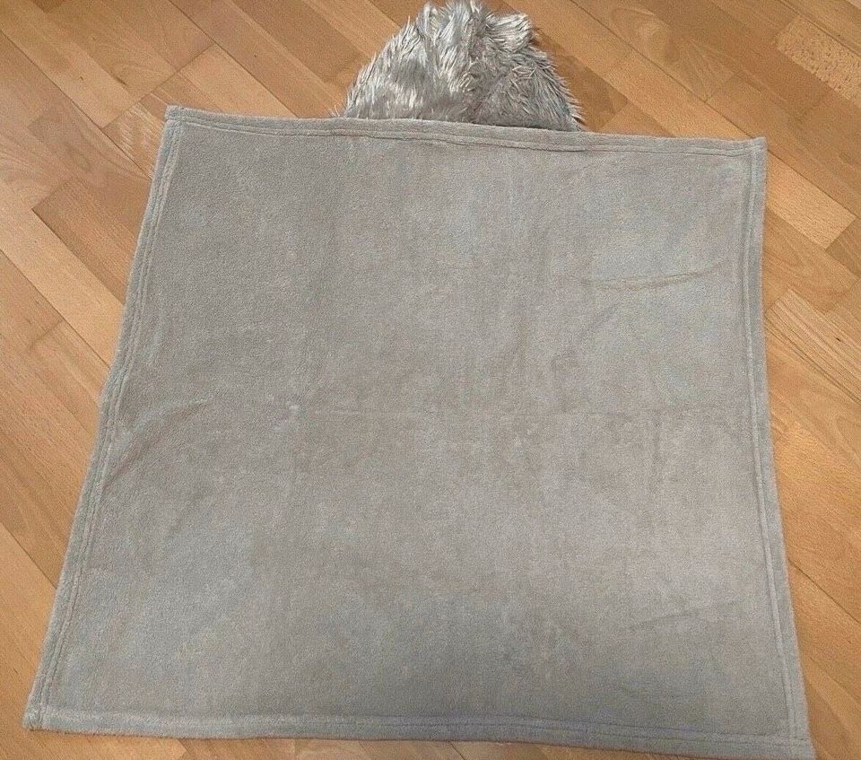 Kuscheldecke/Schmusedecke mit Kapuze 70x80cm für 50Cent in Frechen