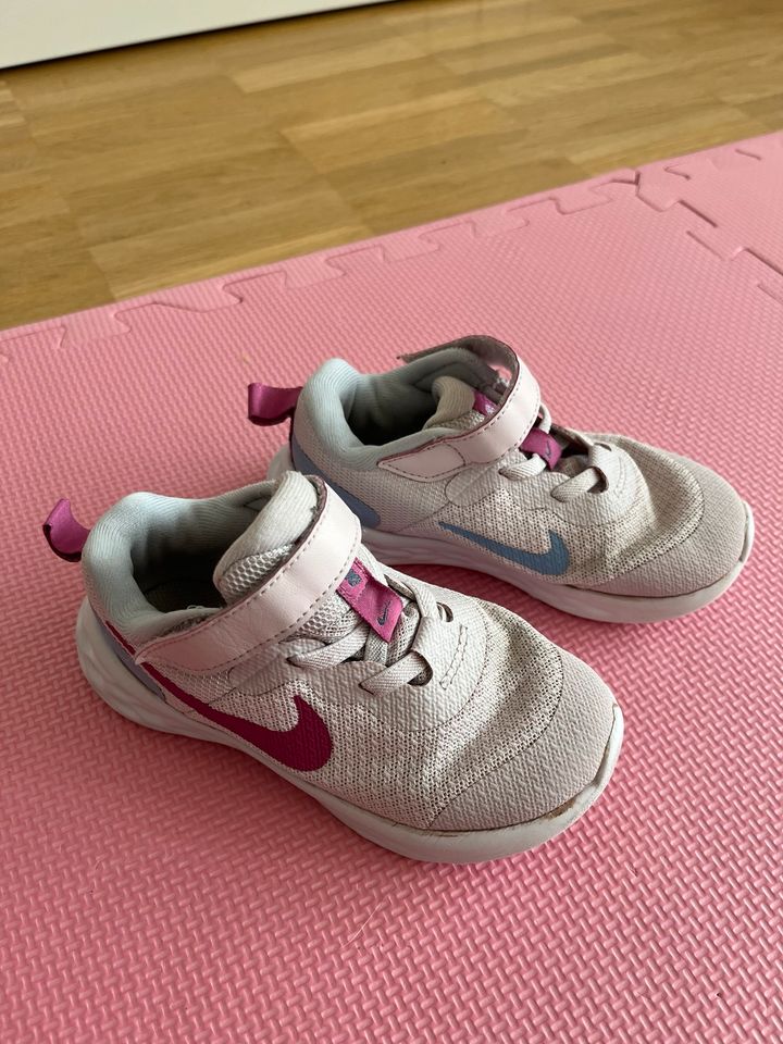 NIKE REVOLUTION 6 Kinder-Sportschuh 26 in Griesheim