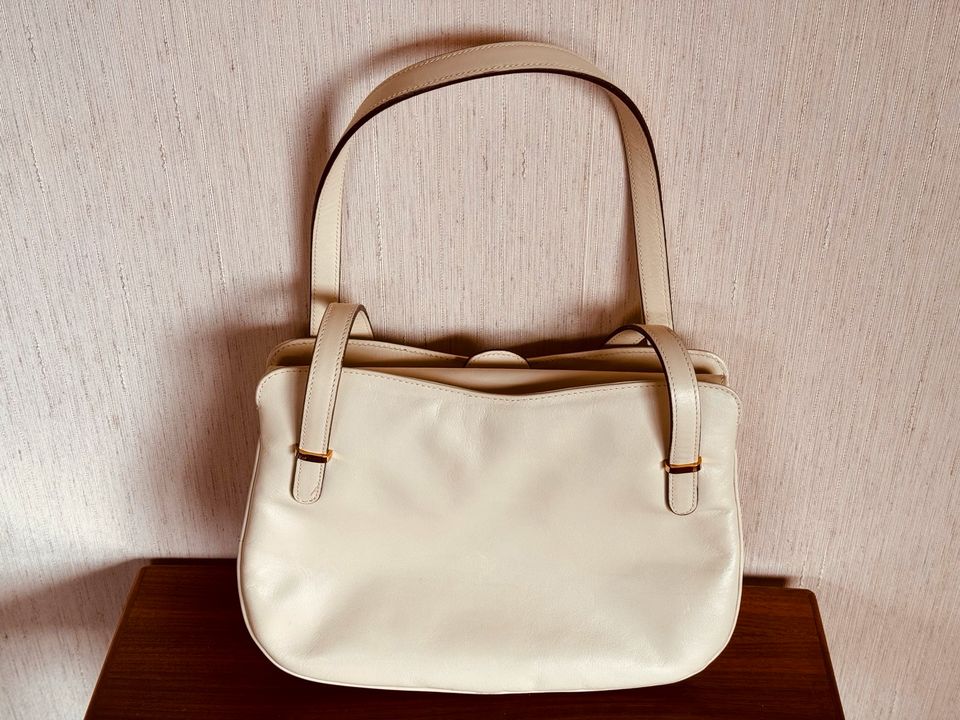 Damen Handtasche neuwertig in echtem Leder in creme in München