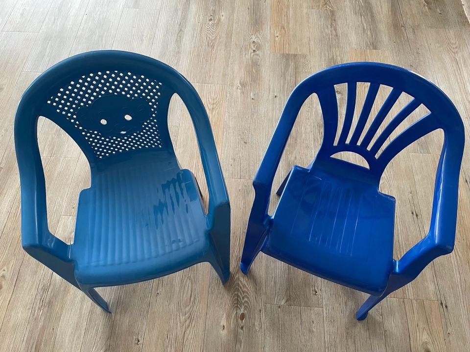 2 Kinder Kunststoff Gartenstühle in Heiningen