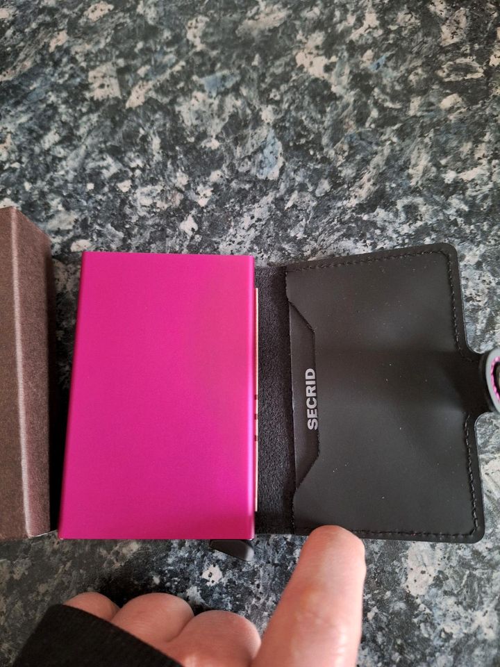 SECRID Miniwallet Kartenetui schwarz pink NEU in Alveslohe