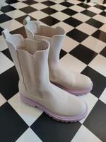 Freche Chelsea Boots Stiefel in weiß mit rosa Sohle Gr 40 Catwalk Niedersachsen - Vechta Vorschau