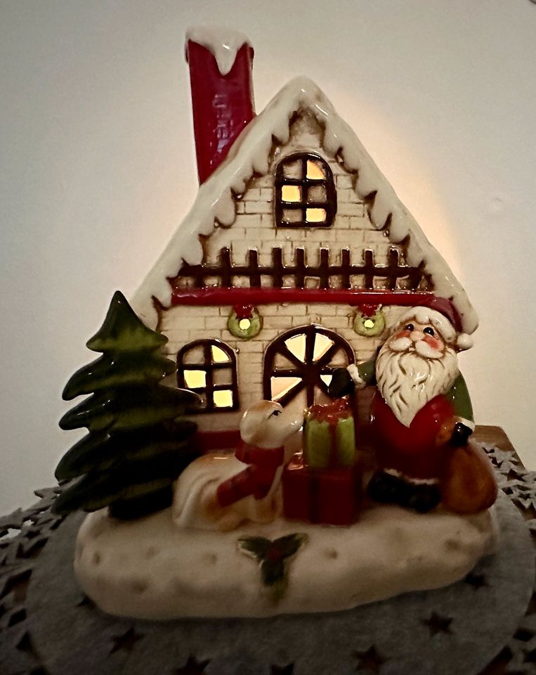 Porzellan-Weihnachtshaus mit Hund (26,5x20,5 cm), für Teelichter in Bamberg