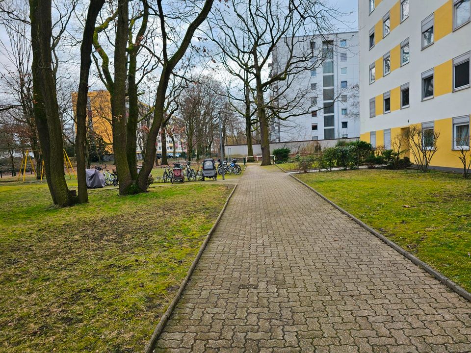 Schöne 3 Zimmerwohnung mit einer Loggia und KFZ-Stellplatz in Karlsruhe