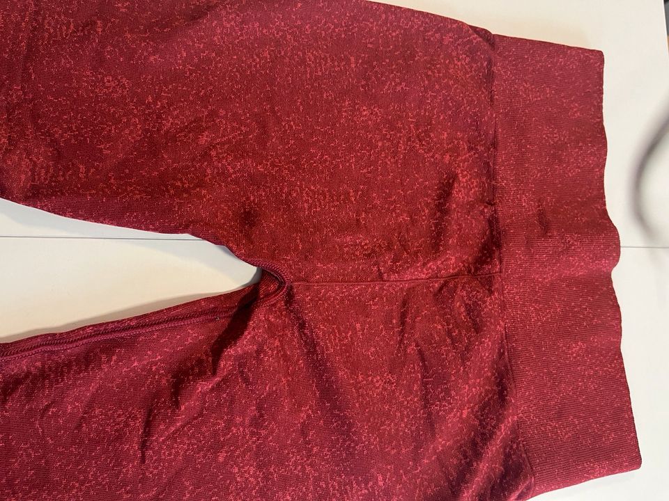 Gymshark Leggings M rot Fleck Neuwertig in Saarbrücken