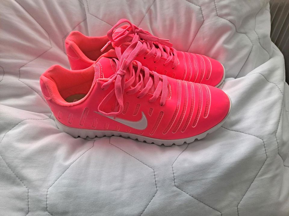 Leuchtend pinke Nike Sneaker, Gr 38 in Voerde (Niederrhein)