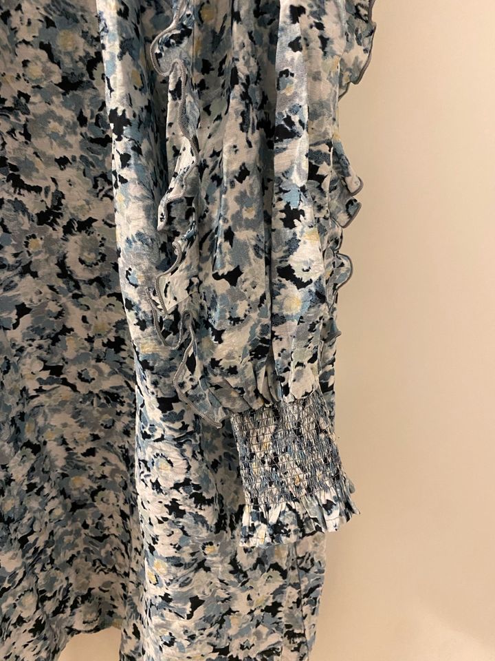 H&M Kleid blau mit Blumen geblümt Rüschen Details S 36 NEU in Flensburg