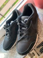 Nike sneaker Turnschuhe schwarz 40,5 top Zustand Nordrhein-Westfalen - Moers Vorschau