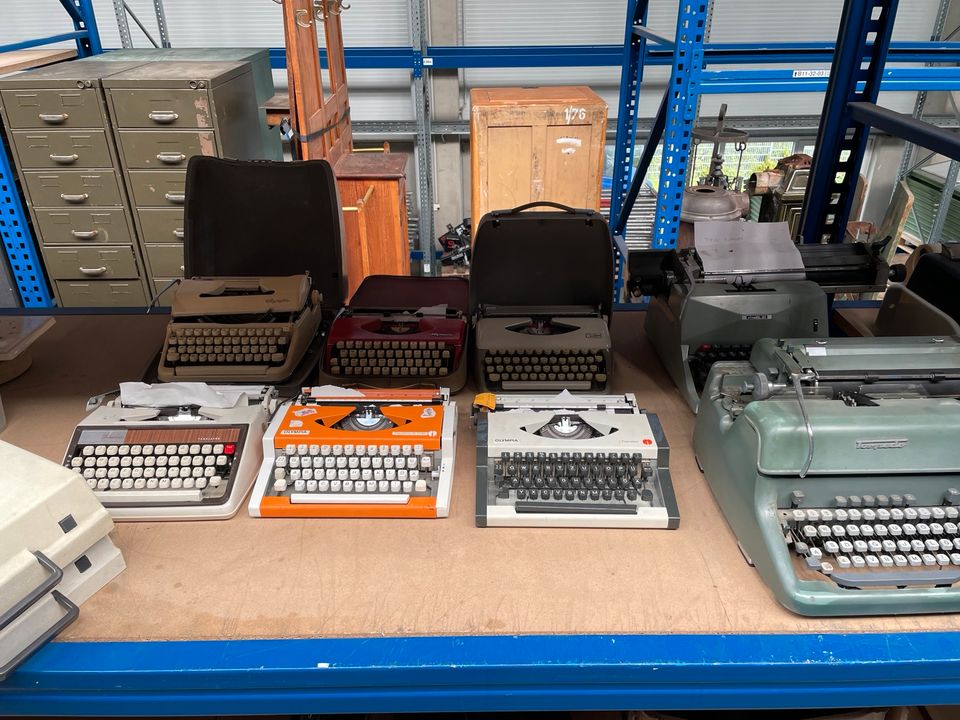 Riesen Paket Schreibmaschinen Rechner etc. Triumph Olivetti in Ellwangen (Jagst)
