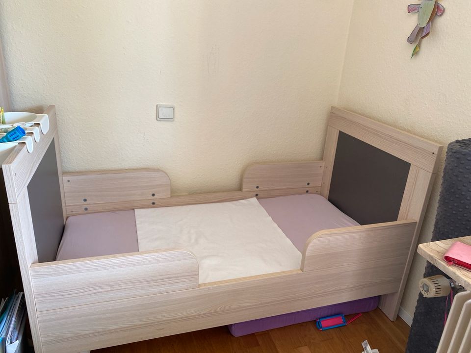Kinderbett mit Nachtkommode in Bensheim