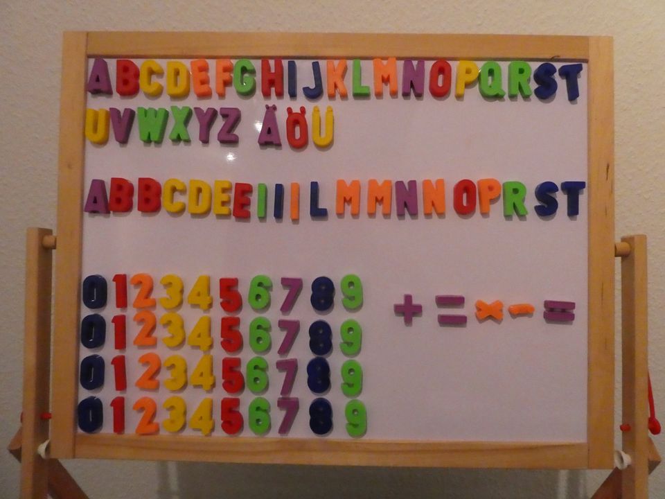 Kindertafel mit Kreide und magnetischen Buchstaben in Königsbrück