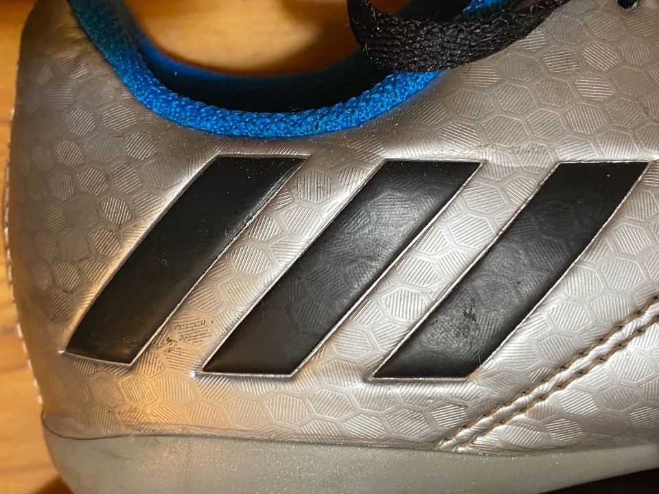 Adidas Fußballschuhe Messi Stollen Silber schwarz blau 34 in Bad Dürkheim