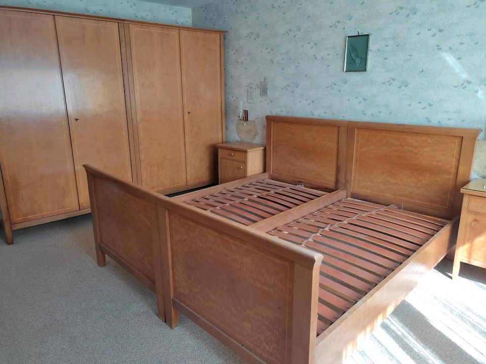 Schlafzimmer retro Vintage Holz Bett Schrank Nachttisch Kommode in Löchgau