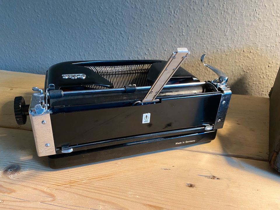 Erika 11 Schreibmaschine Antik mit Koffer und Anleitung in Neuss