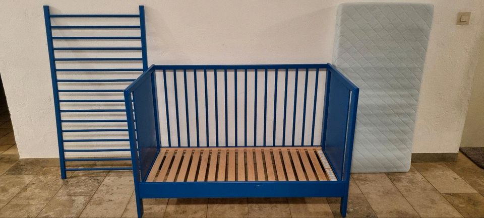 Ikea Hermelin, Babybett blau 60x120 cm, inkl. Matratze, Bettdecke in München