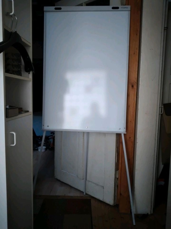 Flipchart whiteboard dreibein 70x102cm + Ständer, von Dahle in Braubach