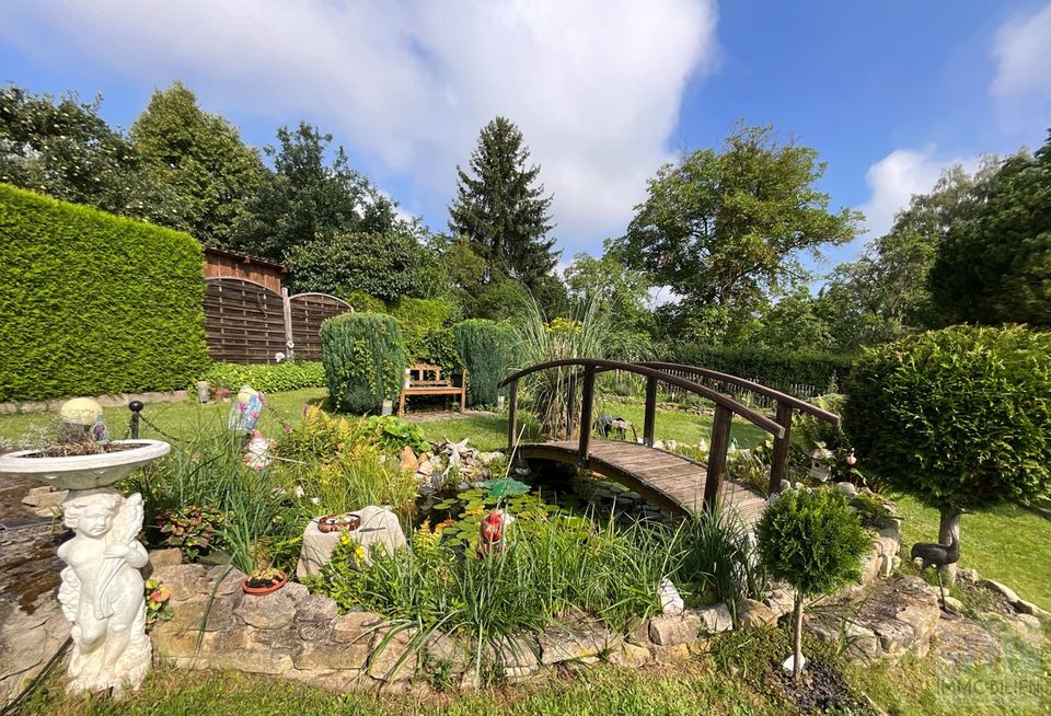 Urlaubsfeeling im eigenen Garten – tolles stadtnahes Grundstück mit Ferienhaus und Nebengebäuden | Terrasse , Carport und Teich | Fernblick! in Rudolstadt