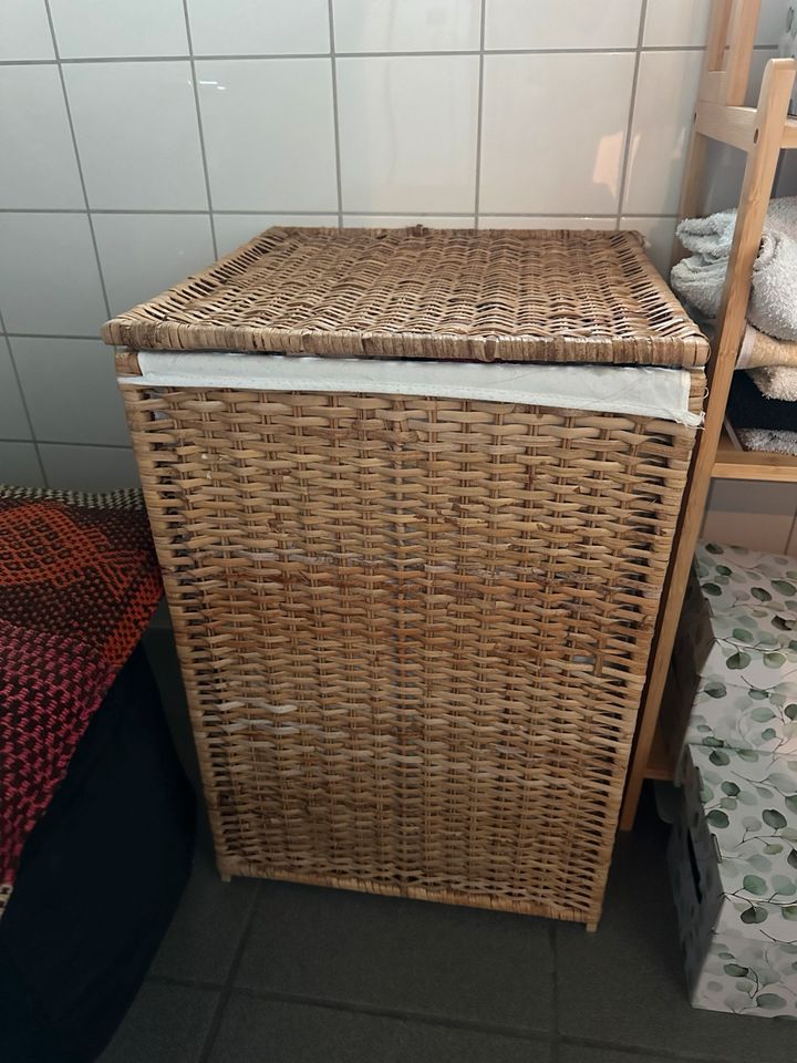 Schöner Rattan Wäschekorb von Ikea in Köln