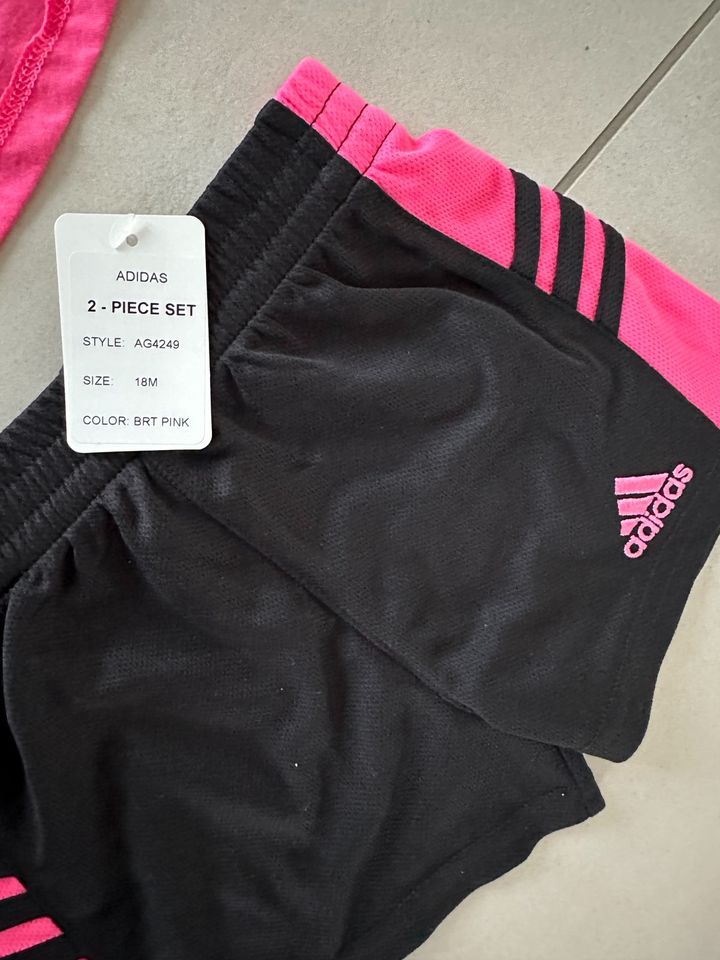 NEUES pink-schwarzes Adidas Geschenk T-Shirt kurze Hose 18 Monate in Kelkheim