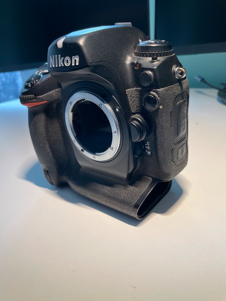 Nikon D2 X  35.800 Auslösungen in Asperg