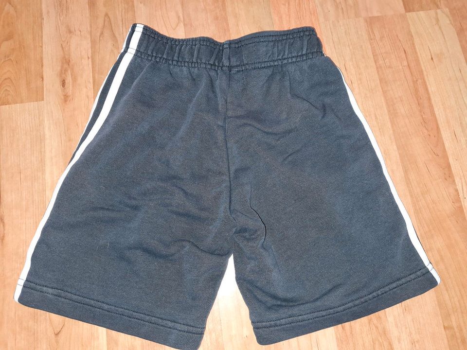 Adidas kurze schwarze Hose Gr. 140 in Michendorf