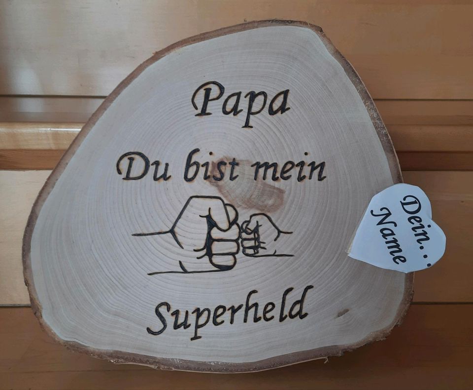 Holzdeko Geschenk Baumscheibe Holzaufsteller in Mehlmeisel