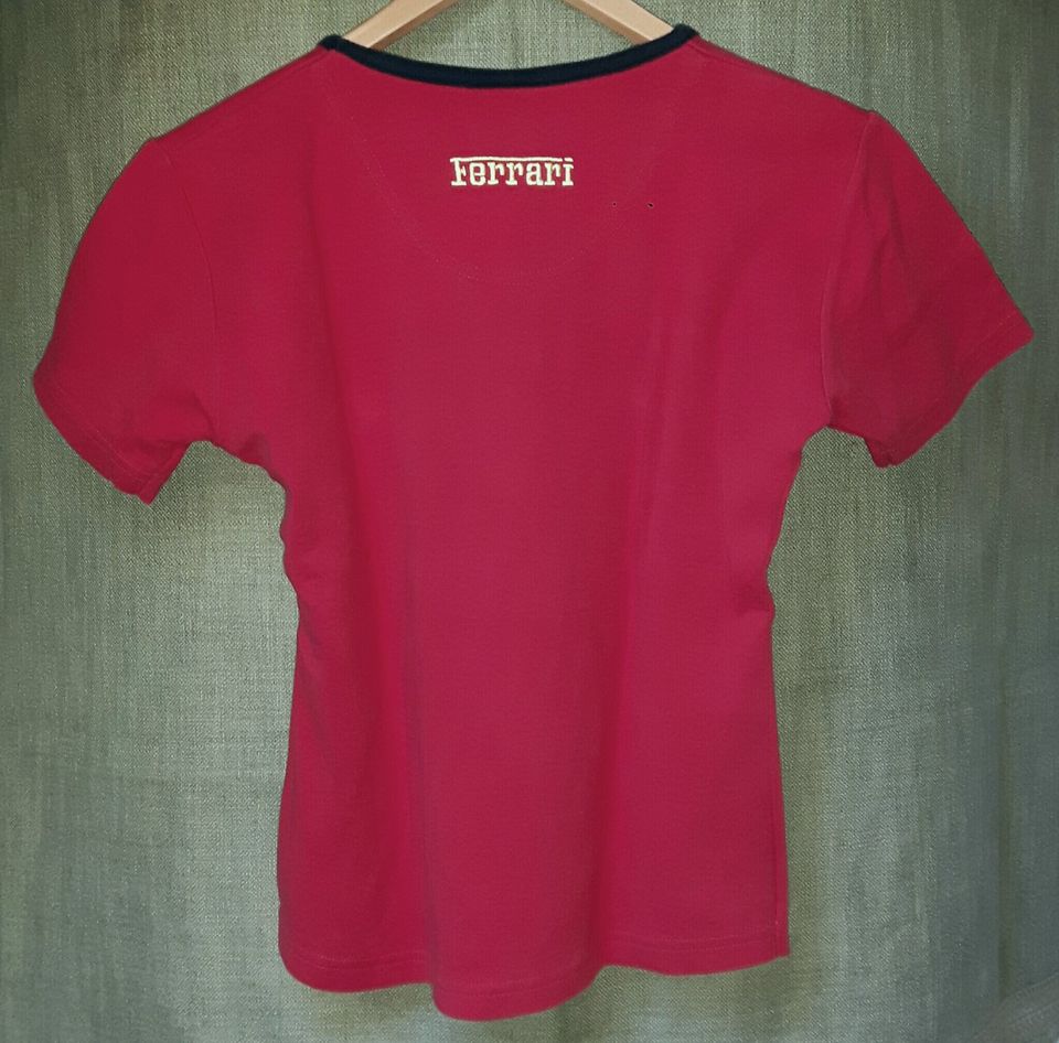 Original FERRARI T-Shirt 01512327 V-Ausschnitt Gr 3 Rot NEUWERTIG in Bruckmühl