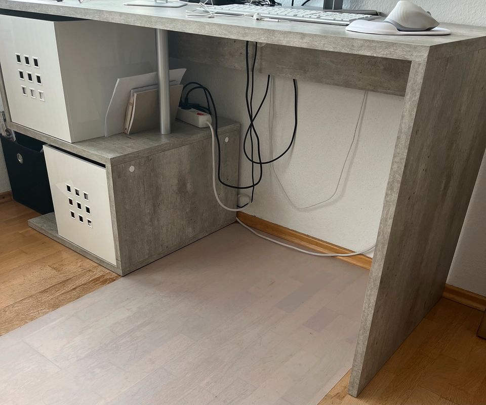 Schreibtisch ohne Gebrauchsspuren in Stuttgart