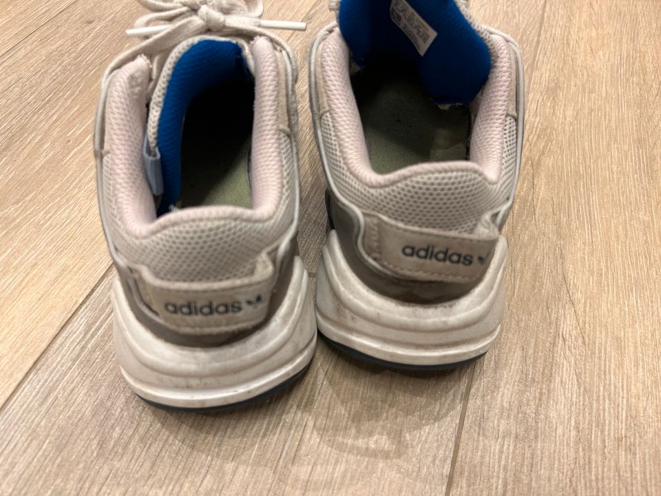 Adidas Schuhe Größe 37,5 in Paderborn