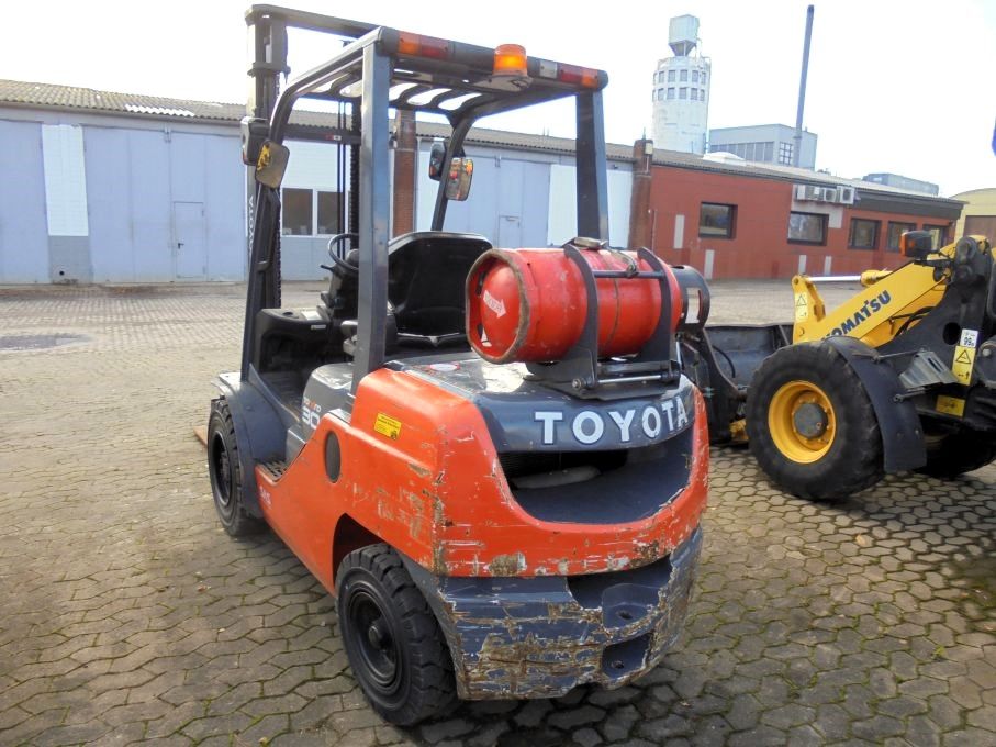 Toyota Gabelstapler Typ 02-8-FGF-30 mit Gasantrieb in Coppenbrügge