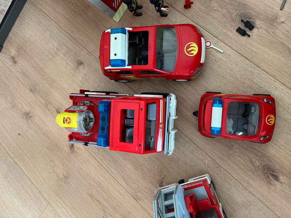 Playmobil Feuerwehrstation und Feuerwehrautos in Kehrig