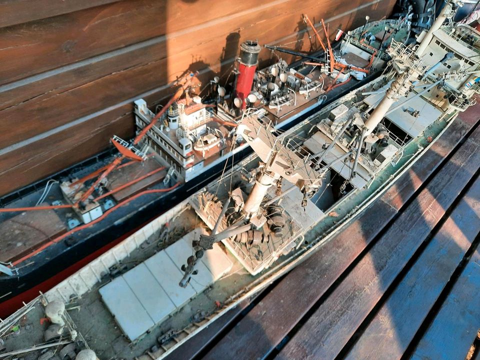 Zwei Modellschiffe, riesig, Robbe, Graupner, 2,5 m in Worpswede