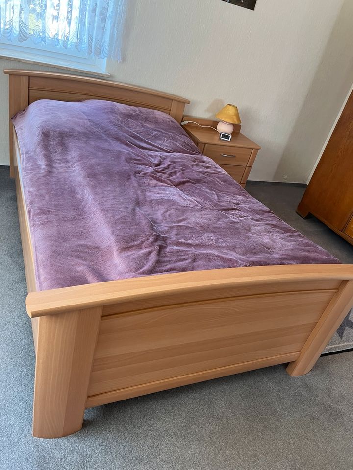 Bett mit Lattenrost und Nachttisch in Eibenstock