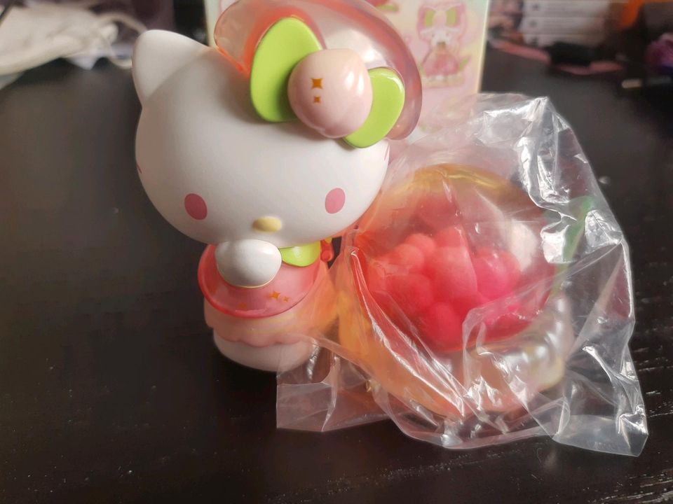 Sanrio Characters Vitality Peach Paradise Hello Kitty Figur in Berlin