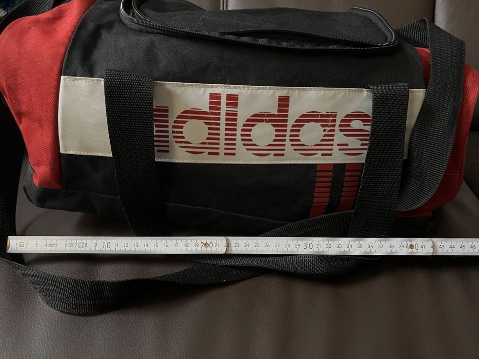 Kleine Adidas Sporttasche 22 L für Kinder Sportunterricht in Berlin