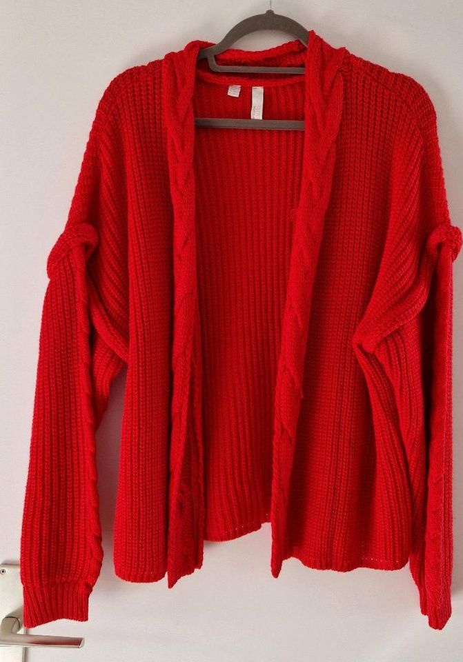 Schöne Strickjacke Rot Nie getragen Zieht Größe 48/50 in Lüdenscheid