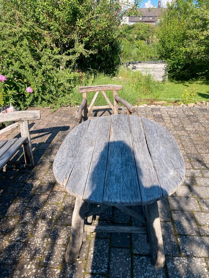 Alte Gartenbank mit 1-2 Stühlen und Tisch zu verschenken in Pohlheim