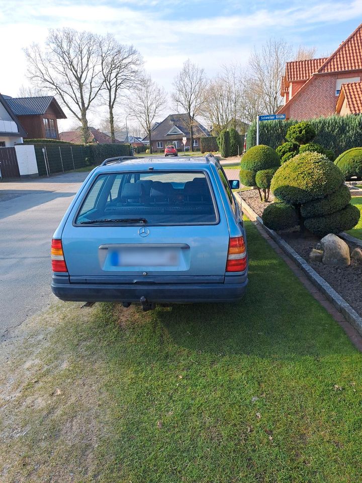 Oldtimer Mercedes 124 w in Löningen