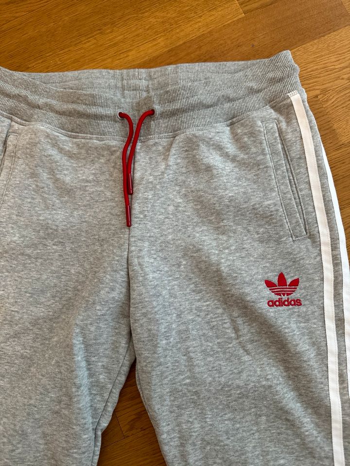 Adidas Jogginghose grau Gr.40 in Berlin