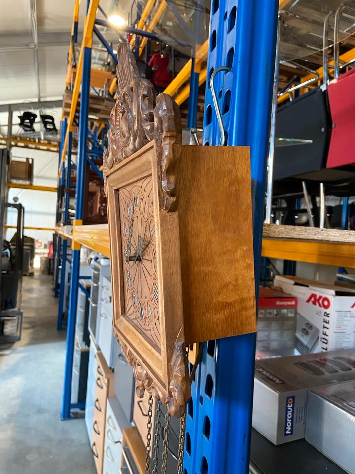 Pendelschlag Wanduhr Holz alt antik geschnitzt mit Gewichten in München