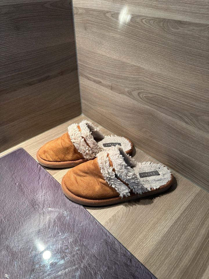 Esprit Pantoffel Hausschuhe braun Größe 39 in Mengkofen