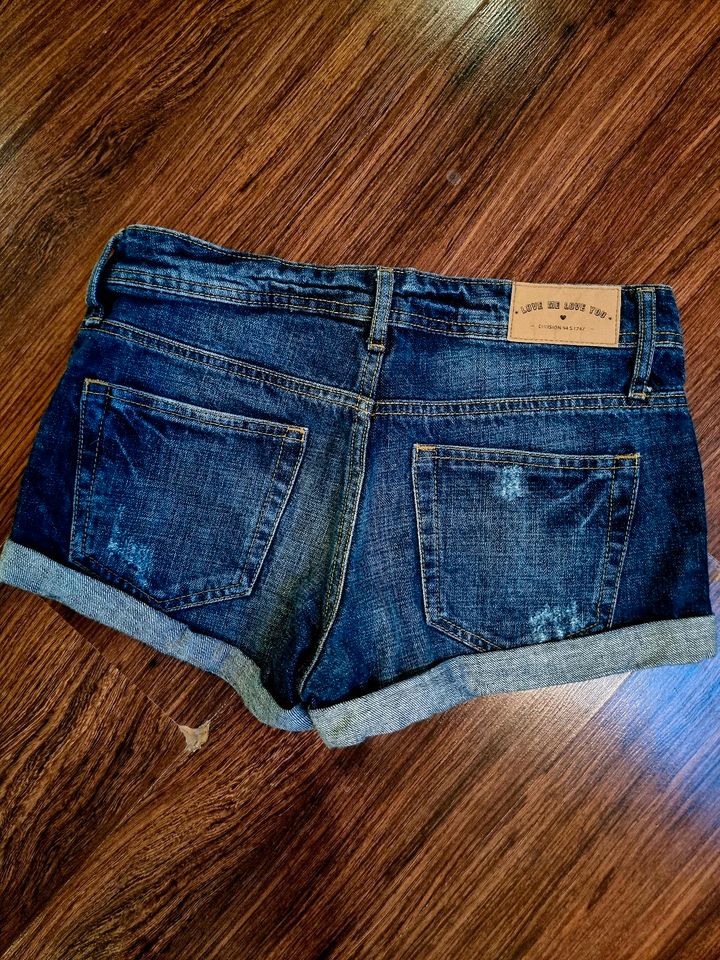 H&M Damen Jeansshorts Gr. 38 in Bielefeld