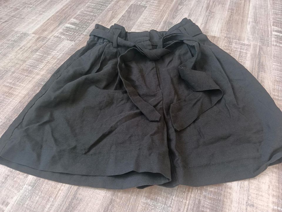 Shorts H&M Größe XS 34 schwarz kurze Hose zu in Reichertshofen